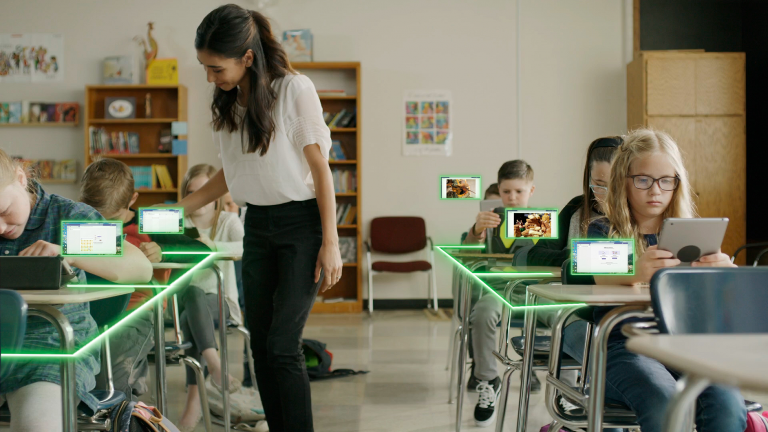 Lehrerin und Schüler in einem digitalen Klassenzimmer