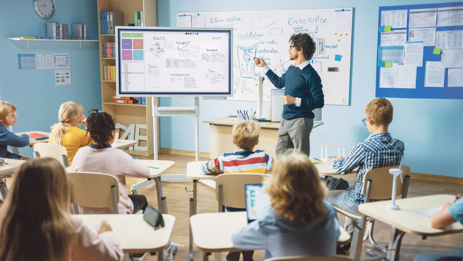 Ein Lehrer nutzt ein Whiteboard im Unterricht.